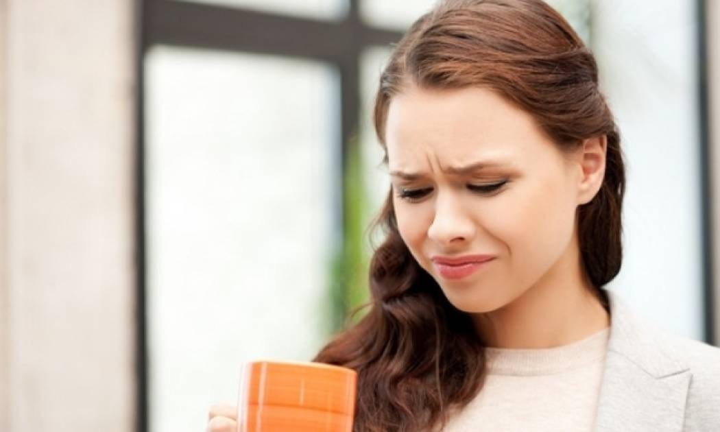 Μεταλλική γεύση στο στόμα: Οι 8 πιθανές αιτίες