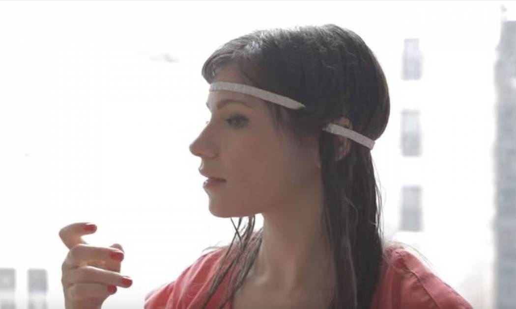 Πώς θα κάνετε τα μαλλιά σας μπούκλες μόνο με μια κορδέλα!