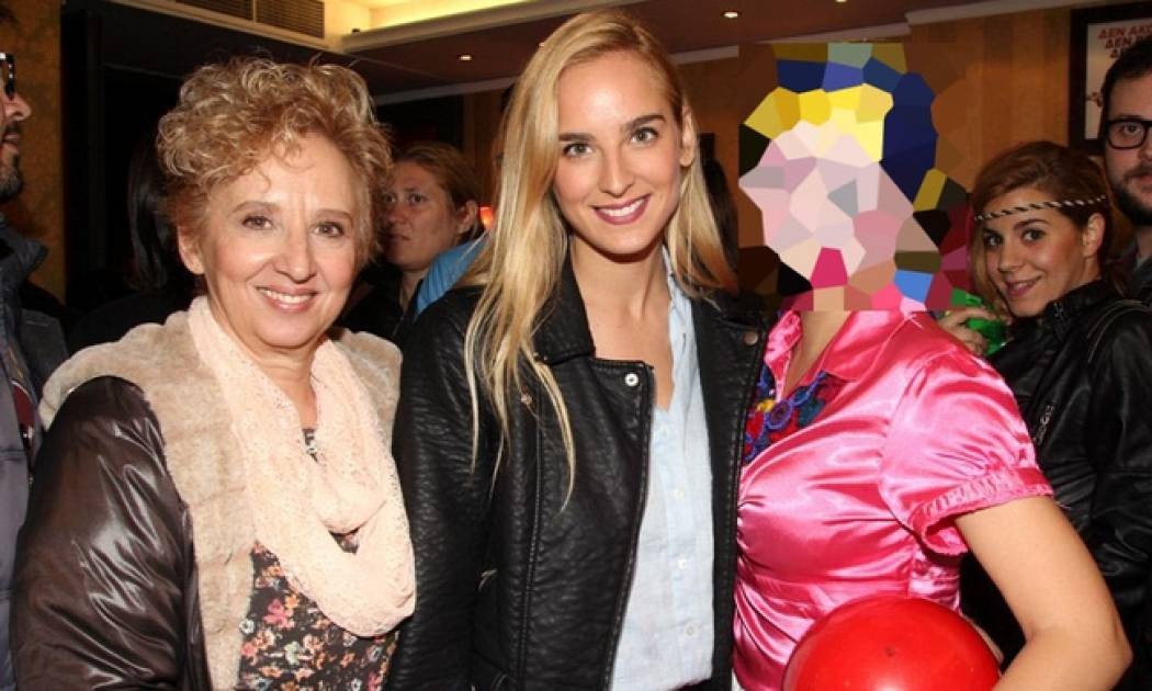 Σας θυμίζουν κάποια; Είναι η αδελφή και η μητέρα της...