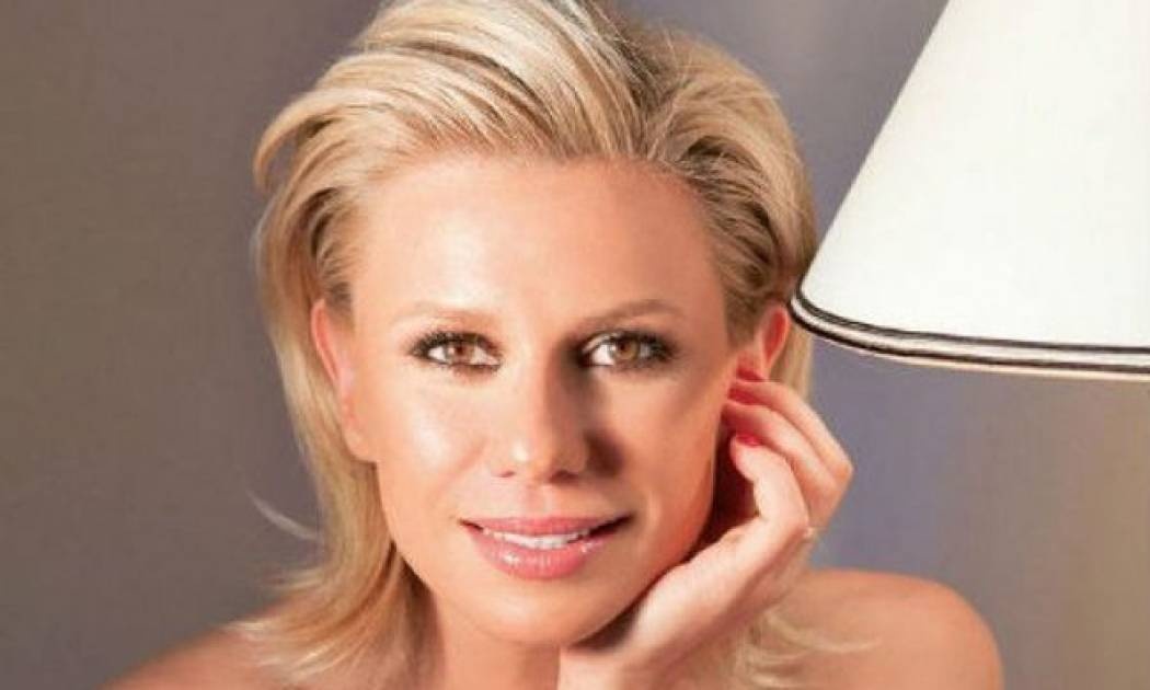 Baby Bump Alert: Η Κατερίνα Καραβάτου αγγίζει τρυφερά την κοιλίτσα της