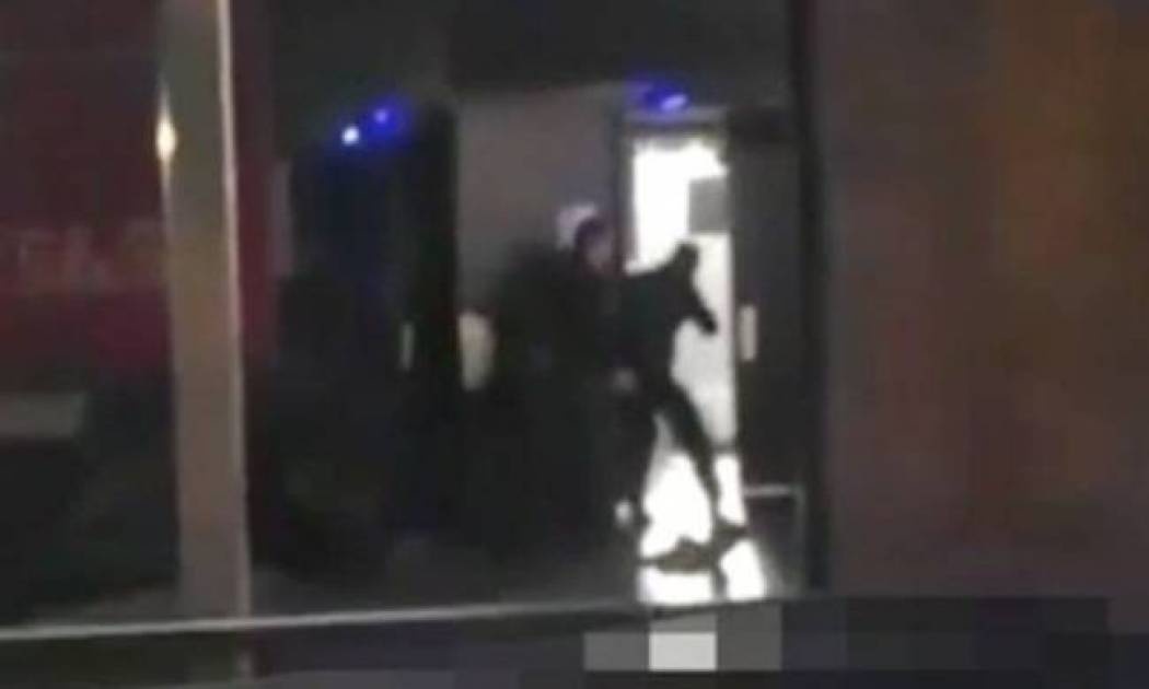 Νέο σοκαριστικό βίντεο από το μακελειό: Πτώματα, αίμα και σπασμένα γυαλιά μέσα στο Μπατακλάν