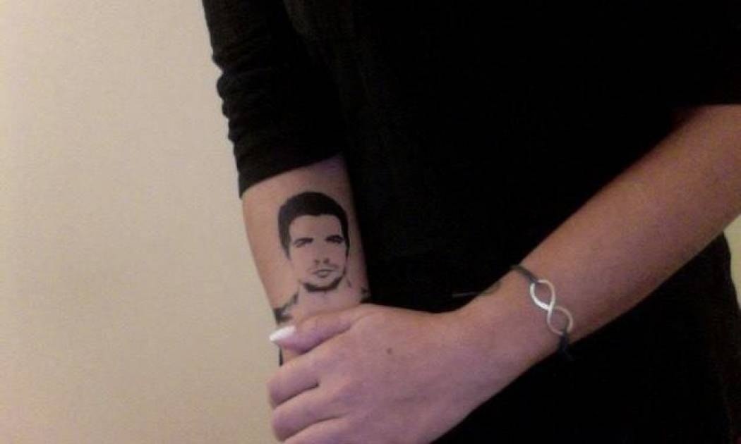 Η αδερφή του Νίνο, Μαρία Ξυπολιτά κάνει tattoo τον αδερφό της και το δείχνει στο facebook