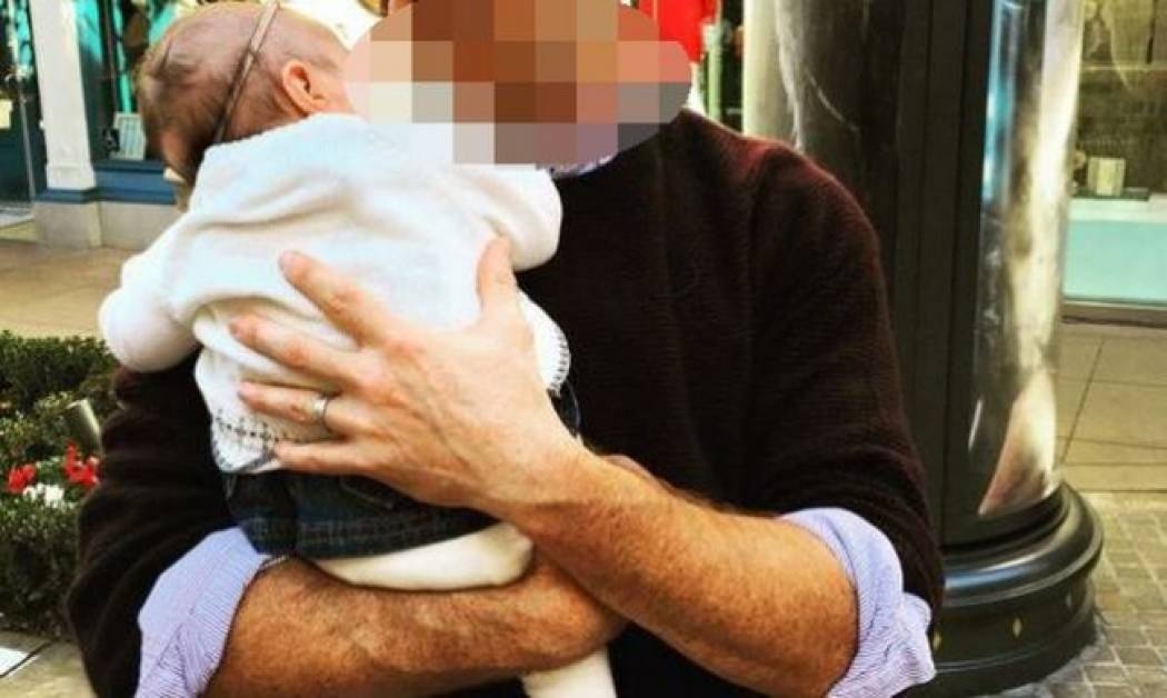 Πόσο γλυκό! Ο διάσημος και σέξι μπαμπάς κρατά τρυφερά αγκαλιά την κόρη του (εικόνα)