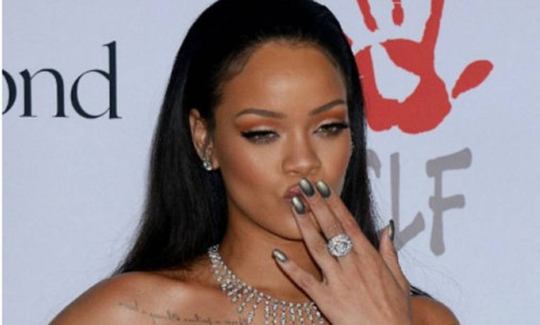 Hot or Not; Η εμφάνιση της Rihanna στο κόκκινο χαλί που μας δίχασε
