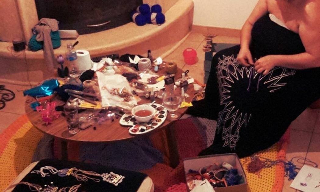 Πασίγνωστη Ελληνίδα ηθοποιός μετέτρεψε σε… εργαστήριο το σαλόνι της και φτιάχνει κοσμήματα!