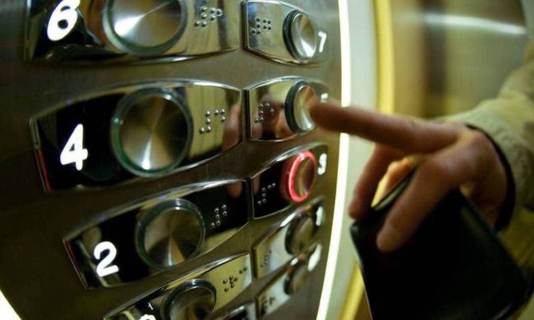 Το μήνυμα ενός κοριτσιού μέσα σε ασανσέρ που προκαλεί ρίγη συγκίνησης – Δείτε τι έγραψε