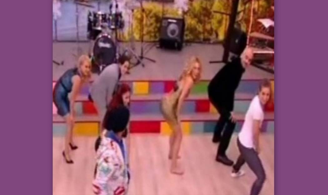 Μας «τρέλανε» η Ντορέττα με την «παρούμπα» της! Οι επικύψεις της με φόρεμα και… ξυπόλυτη!