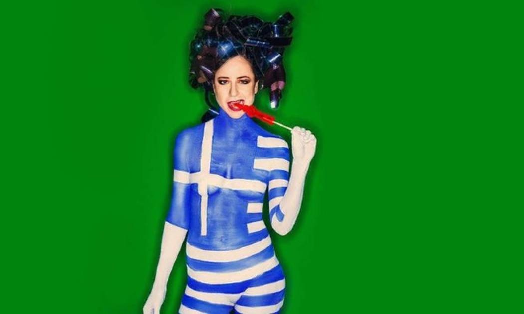 Η κόρη της Λέανδρος γυμνή με… body painting την ελληνική σημαία!
