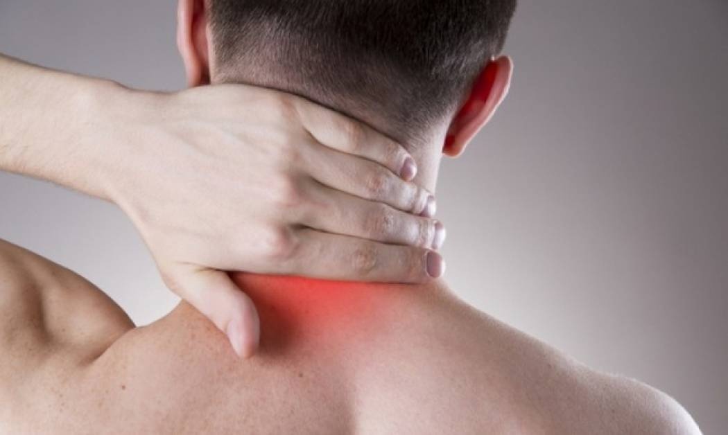 Αυχεναλγία: Τι προκαλεί τον πόνο στο σβέρκο και πώς αντιμετωπίζεται