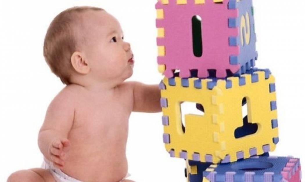 Πώς να καλλιεργήσετε τη νοητική ανάπτυξη των μωρών 3-6 μηνών