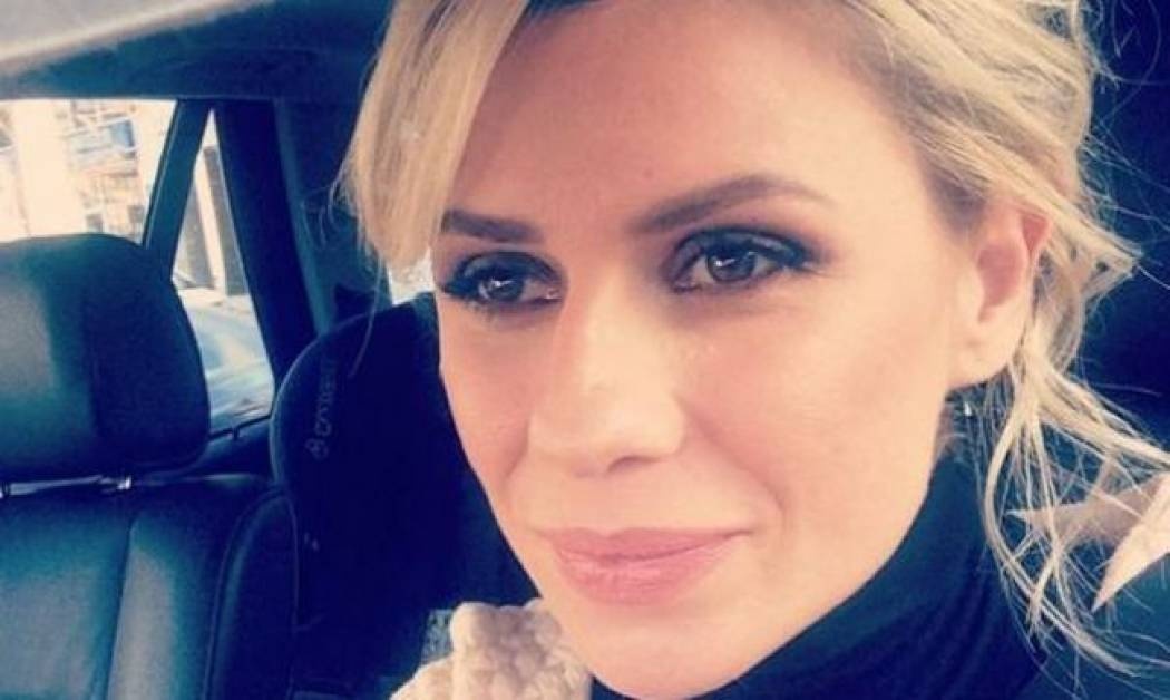 Κατερίνα Καραβάτου: Δείτε τη μικρή Αέλια να της κάνει μασάζ (εικόνα)