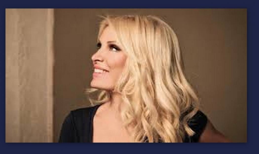 Η Μενεγάκη «βομβαρδίζει» το Instagram με φωτογραφίες