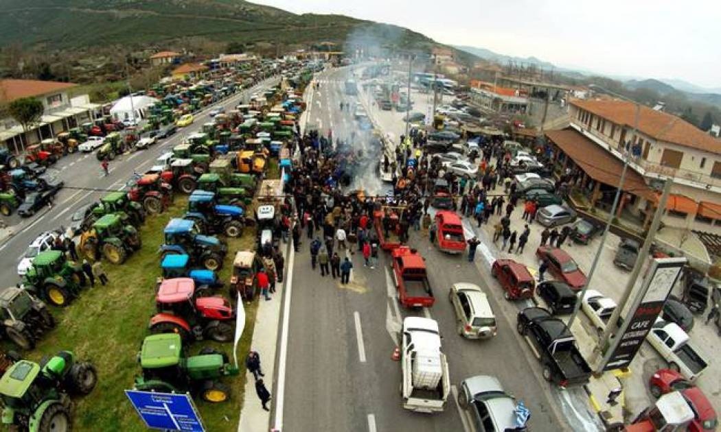 Μπλόκα αγροτών: Τι αποφασίστηκε στην σύσκεψη στα Τέμπη