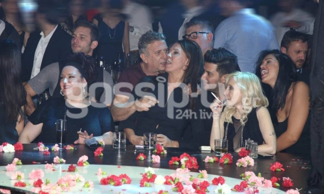 Έκπληξη! Οι τρυφερές αγκαλιές Κώστα Κόκλα - Βάνας Μπάρμπα! Νέο ειδύλλιο;