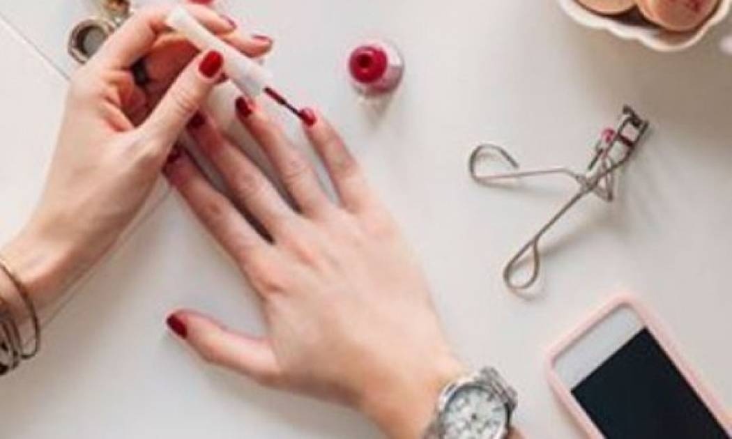 Αυτό το μικρό κόλπο στο μανικιούρ θα κάνει τα νύχια σου να είναι πιο δυνατά!