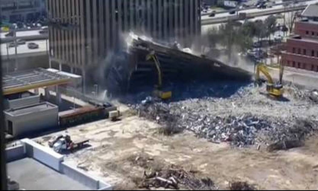 Επεισοδιακή κατεδάφιση: Κτίριο καταρρέει πάνω σε εκσκαφέα