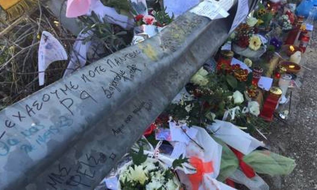 Λουλούδια, κεριά, ΑΕΚ και... λίγο αλκοόλ για τον Παντελίδη