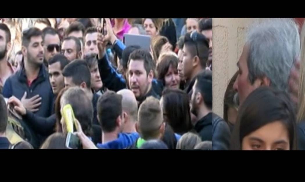 Υποβασταζόμενη η μητέρα του Παντελή ακολουθεί την πομπή-Ράκος ο πατέρας του παρέμεινε στην εκκλησία