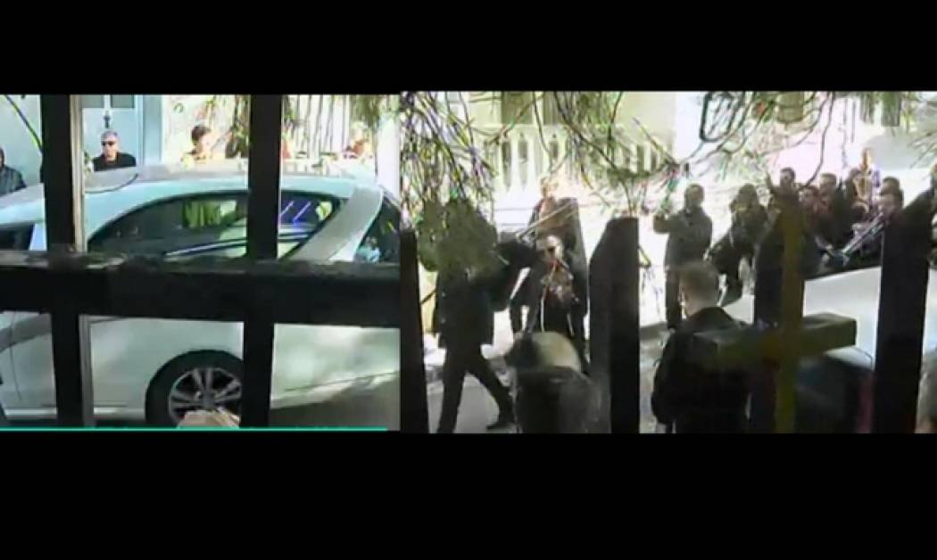 Με βιολιά συνόδευσαν τη σορό του Παντελίδη στην εκκλησία