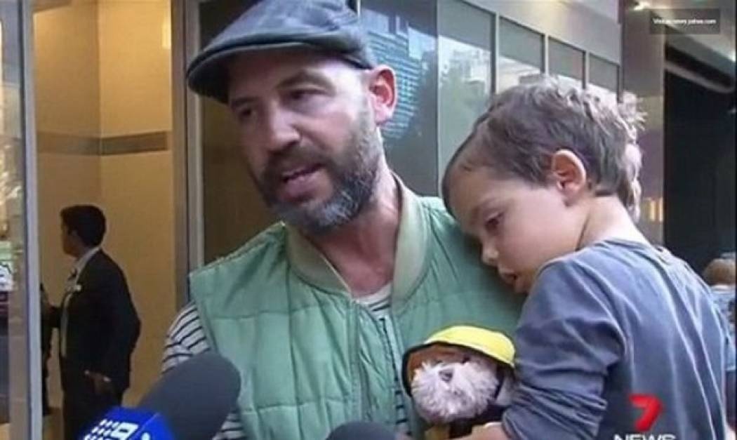 4χρονος προσπάθησε να πάρει μπισκότα από μηχάνημα και παγιδεύτηκε για 5 ώρες (βίντεο)