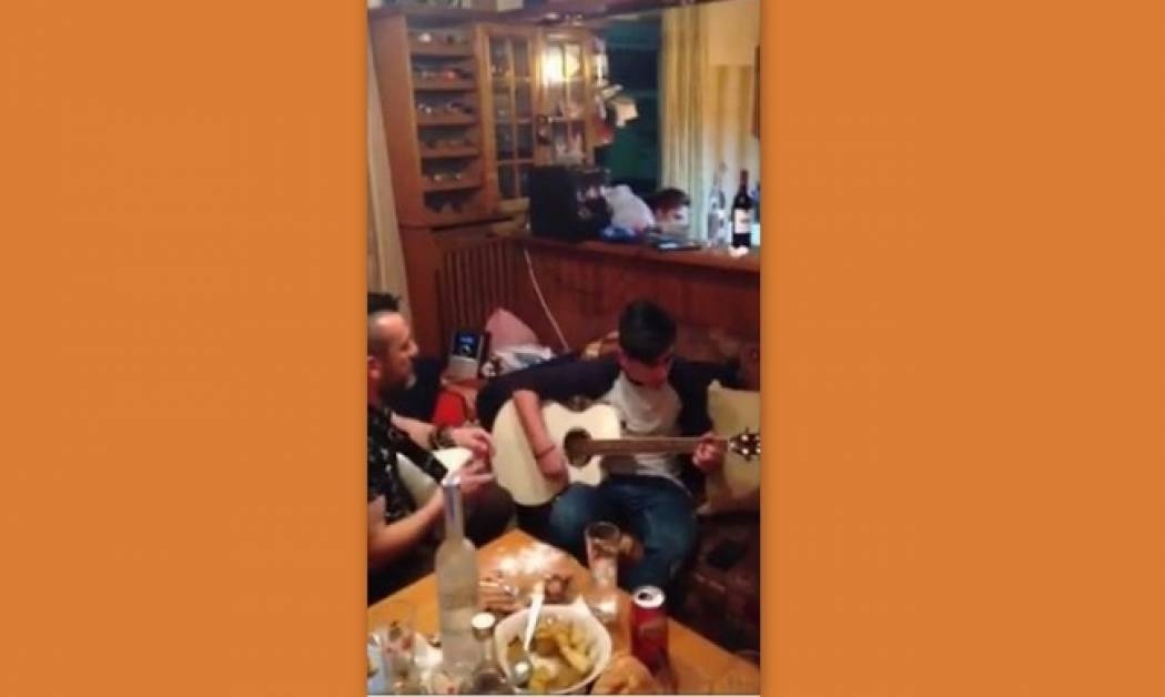 Τα δάκρυα του μικρού αδερφού του Παντελίδη, όταν παίζει το τραγούδι «Της Καρδιάς μου το Γραμμένο»