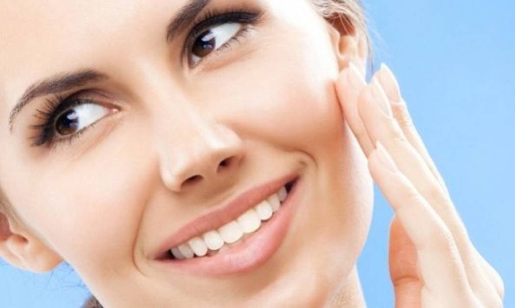 Τα μυστικά για τέλεια επιδερμίδα αποκαλύπτει ο δερματολόγος διάσημων γυναικών