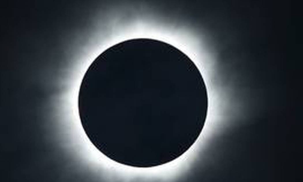 Θαυμάζοντας την ολική έκλειψη ηλίου