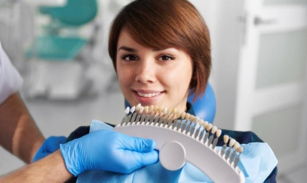 Αποχρωματισμός δοντιών: Πού οφείλεται, πώς θα τον προλάβετε