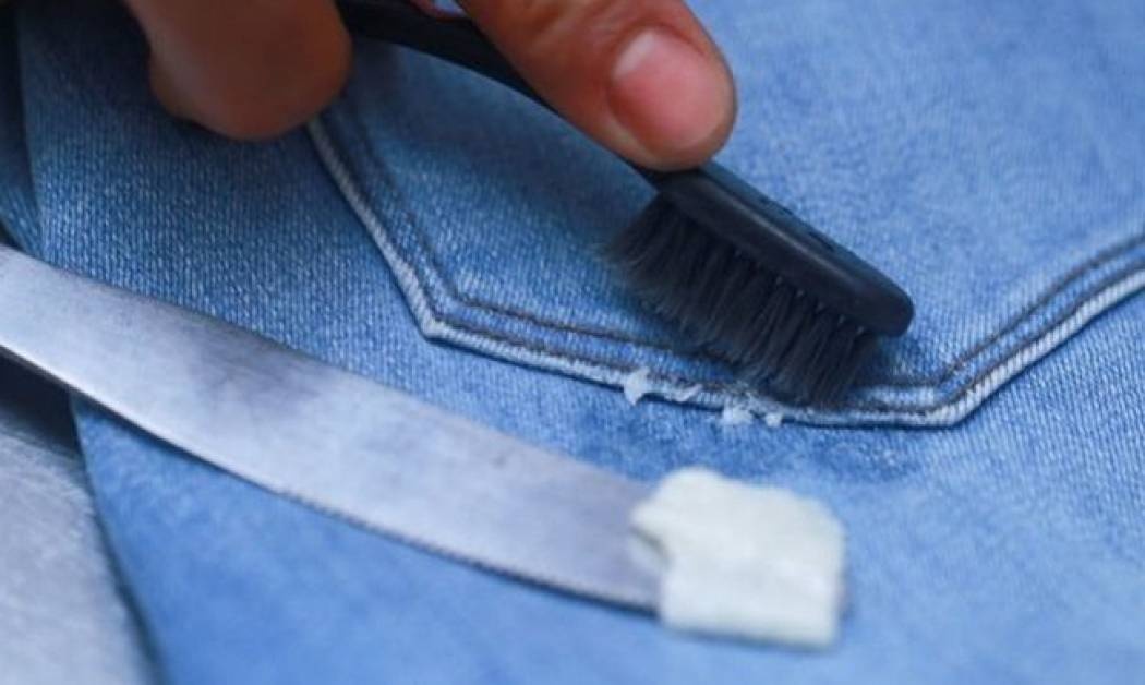 Πώς να βγάλετε την τσίχλα από τα ρούχα (βίντεο)