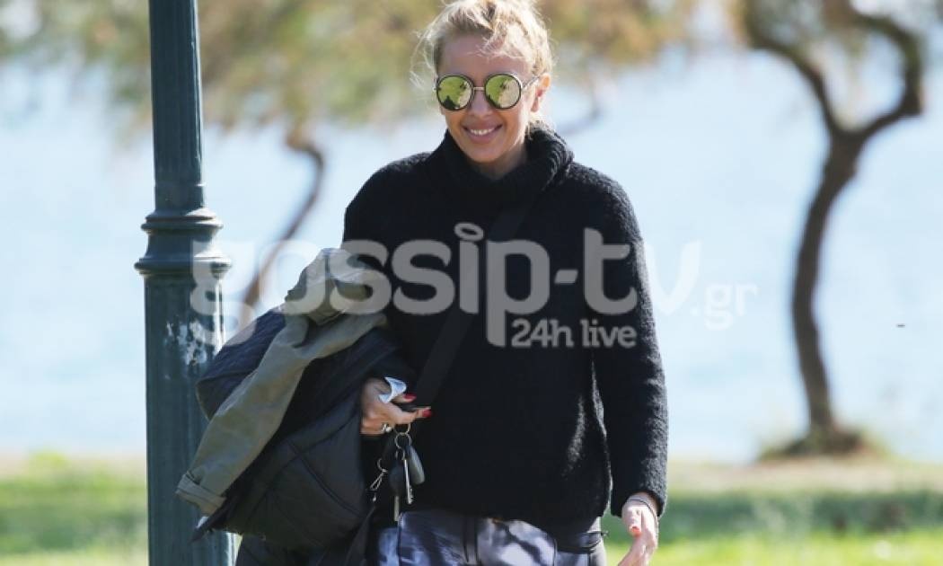 Γωγώ Μαστροκώστα: Βόλτα δίπλα στη θάλασσα