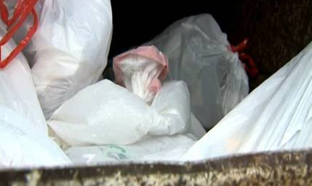 Βρήκε ζωντανό νεογέννητο πεταμένο σε κάδο απορριμμάτων