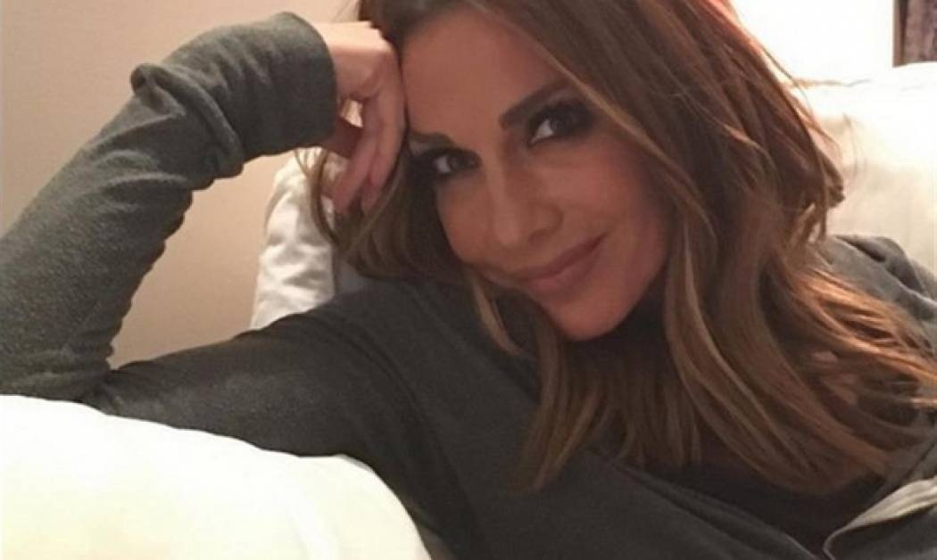 Δέσποινα Βανδή: Χαλαρώνει στο σαλόνι τoυ σπιτιού της