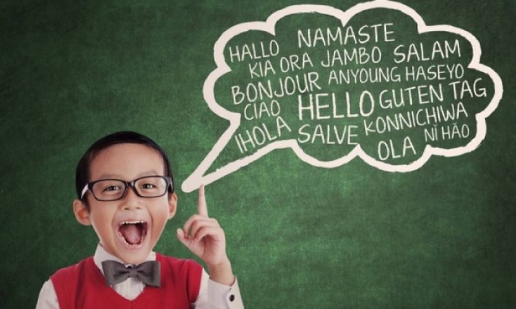 Είναι τα δίγλωσσα παιδιά εξυπνότερα; Τι απαντά νέα έρευνα