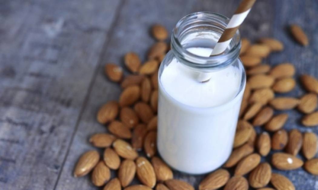 Συνταγή για σπιτικό γάλα αμυγδάλου