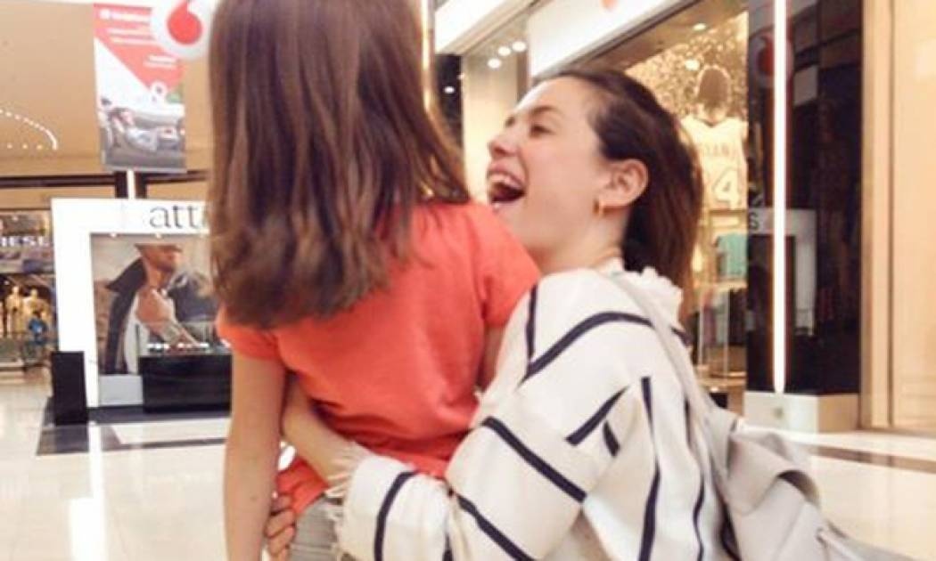 Εύα Αντωνοπούλου: Με την βαφτιστήρα της για ψώνια