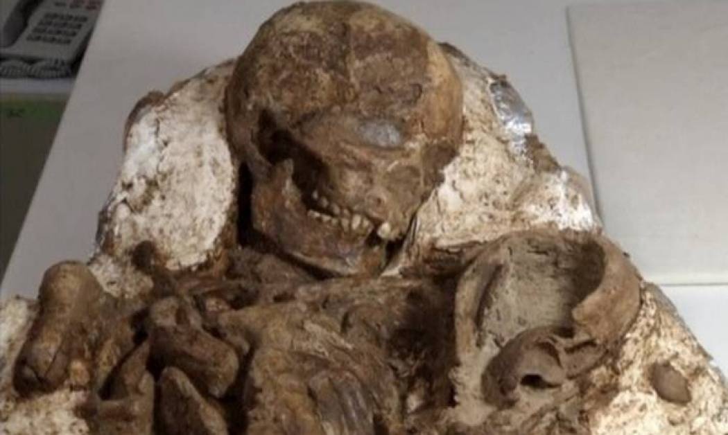 Μητέρα και βρέφος αγκαλιασμένοι για 4.800 χρόνια