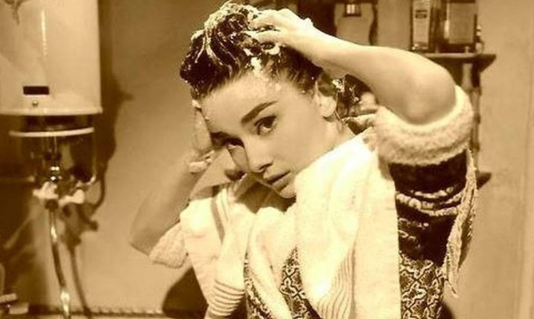 5 λάθη που κάνεις όταν λούζεσαι!