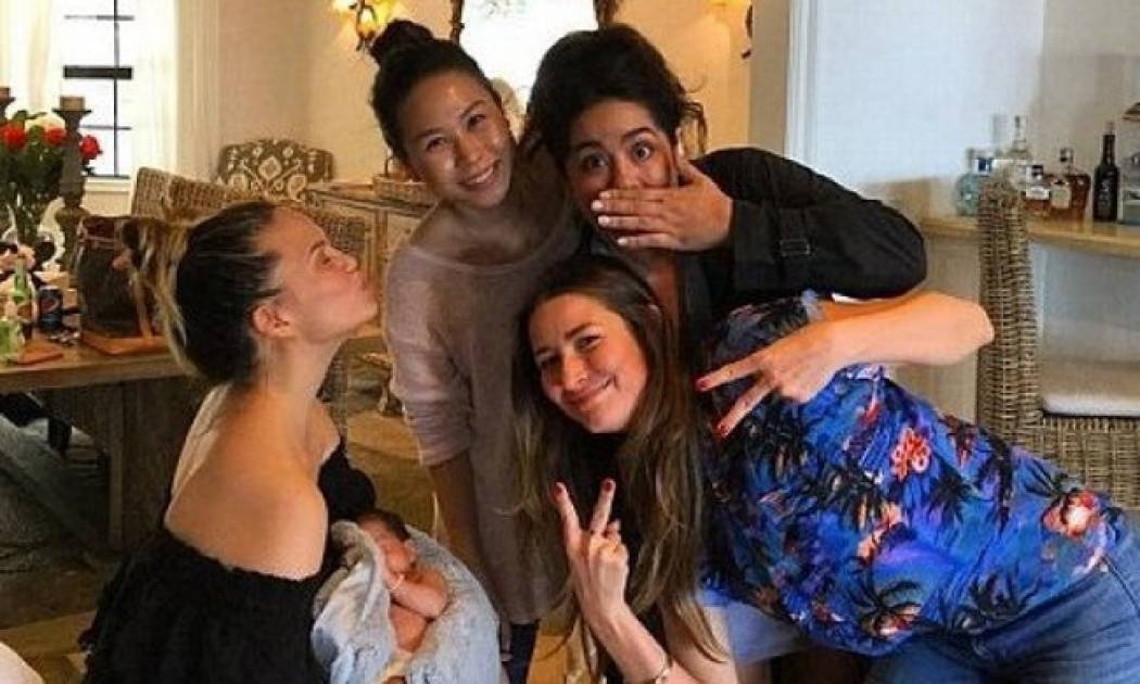 Το απίστευτο κορμί της star λίγο μετά τη γέννα & οι νέες φωτός της νεογέννητης κόρης της