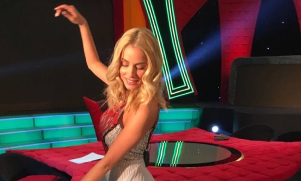 Η Δούκισσα Νομικού σου δείχνει τη νέα τάση στα μακριά φορέματα