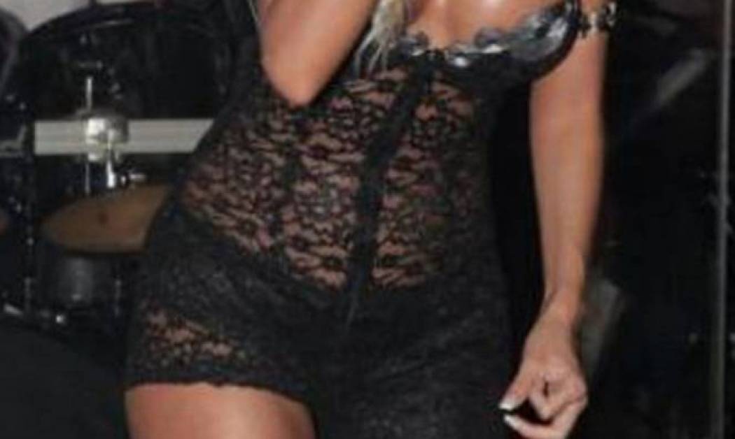 «Εγκεφαλικά» με τα οπίσθια Ελληνίδας τραγουδίστριας! (photos)