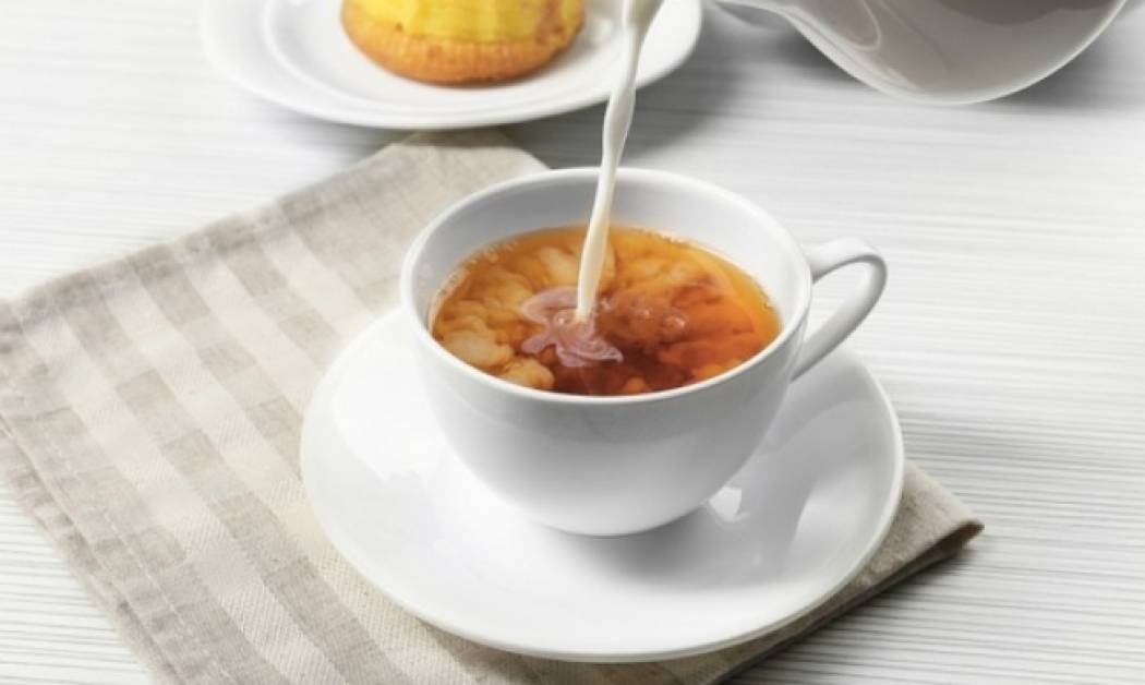 Γιατί δεν πρέπει να βάζετε γάλα στο τσάι – Ποια οφέλη εξουδετερώνει