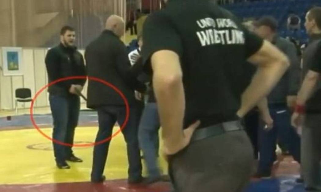 Απίστευτο! Μπράβος τράβηξε όπλο σε εφηβικό τουρνουά πάλης (photos+video)