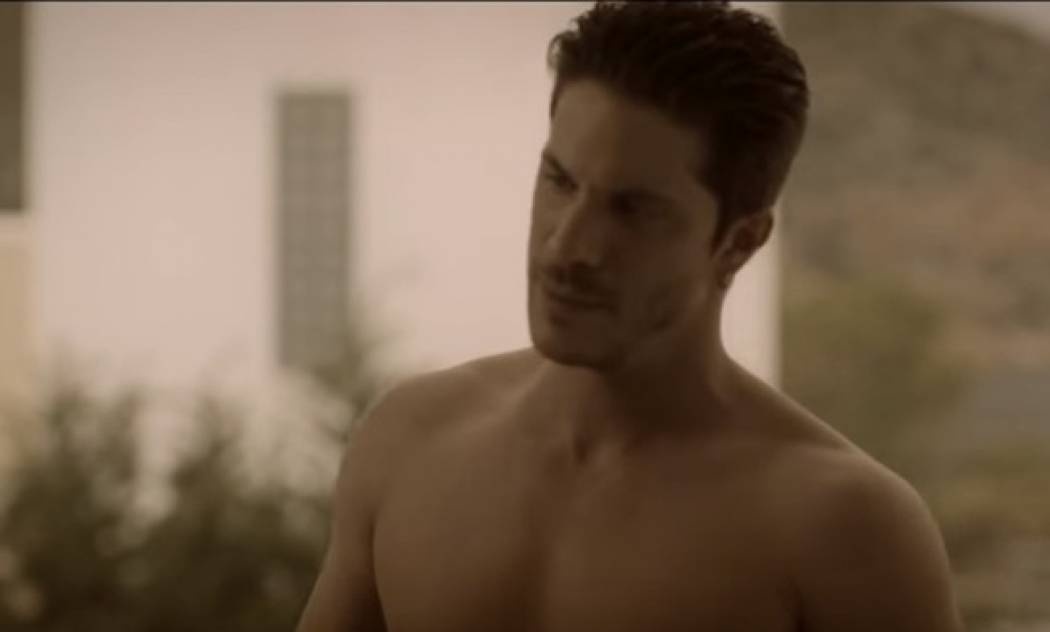 Νίκος Οικονομόπουλος: Στο νέο του video clip όπως δεν τον έχετε ξαναδεί