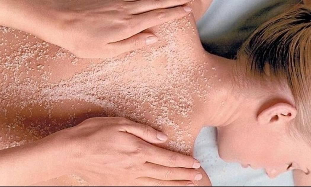 Πώς να φτιάξετε σπιτικό πίλινγκ προσώπου και σώματος με ελαιόλαδο και ζάχαρη
