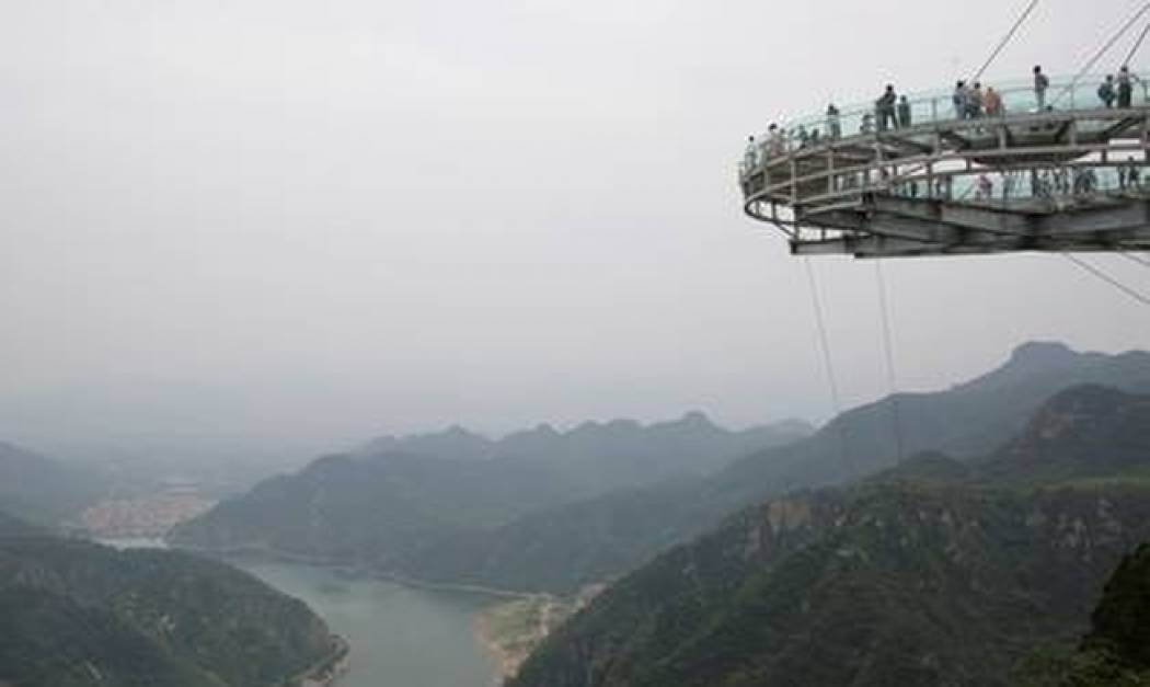 Περπατώντας σε ύψος 400 μέτρων πάνω σε γυαλί: Εσείς θα το τολμούσατε;