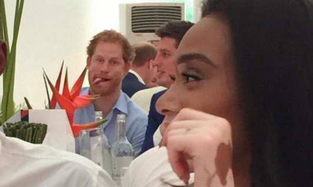 Ο πρίγκιπας Harry έκανε… photobombing