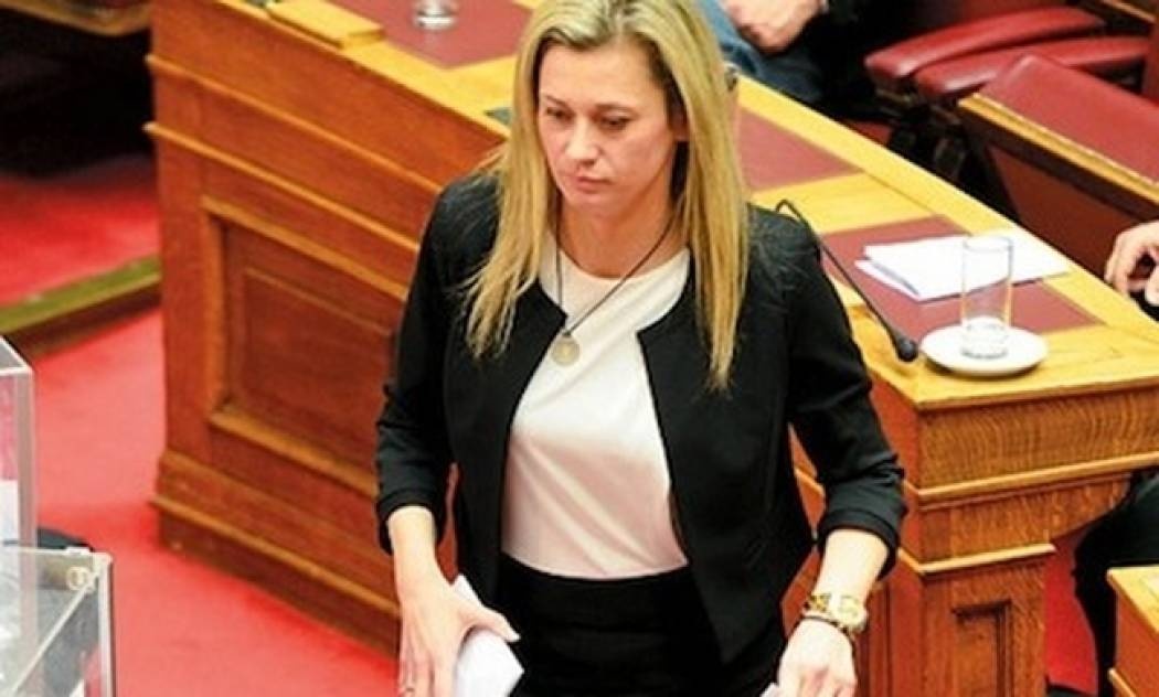 Την έχετε συνηθίσει με ταγέρ. Δείτε την με… σκισμένο τζιν