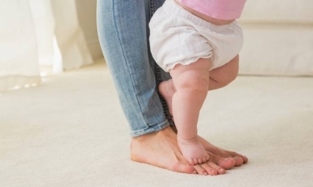 Άργησε να περπατήσει το μωρό; Από τι κινδυνεύει ως ενήλικας