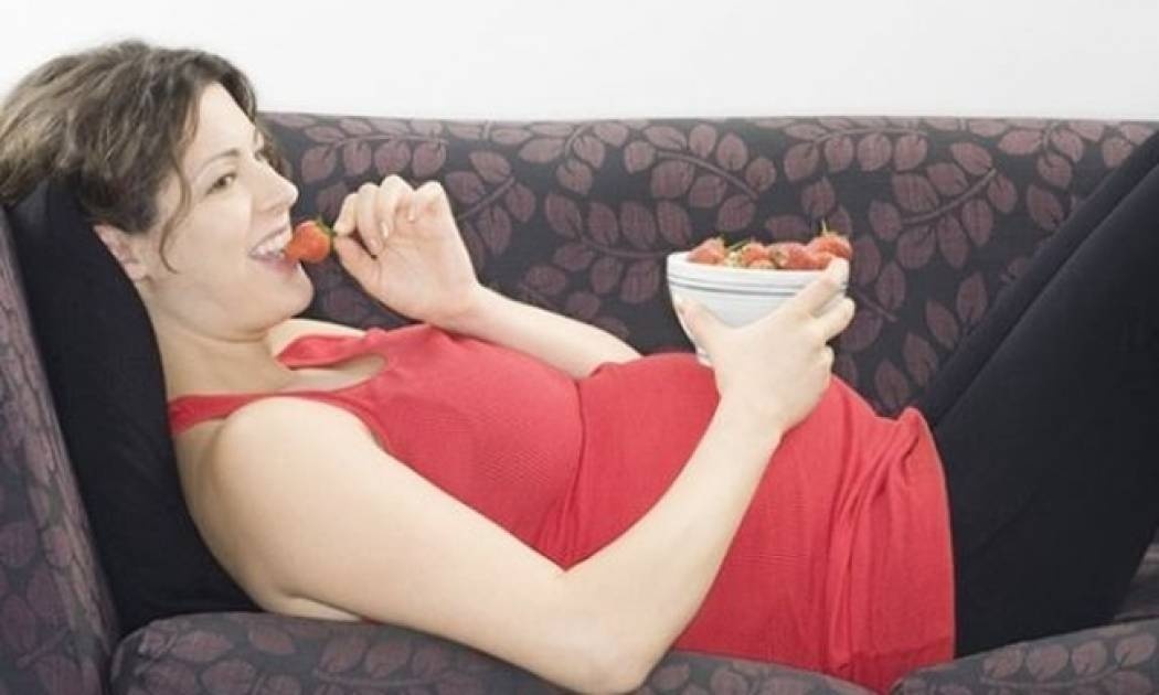 Μύθοι και πραγματικότητα: Κάνει τελικά να τρώμε φράουλες στην εγκυμοσύνη;