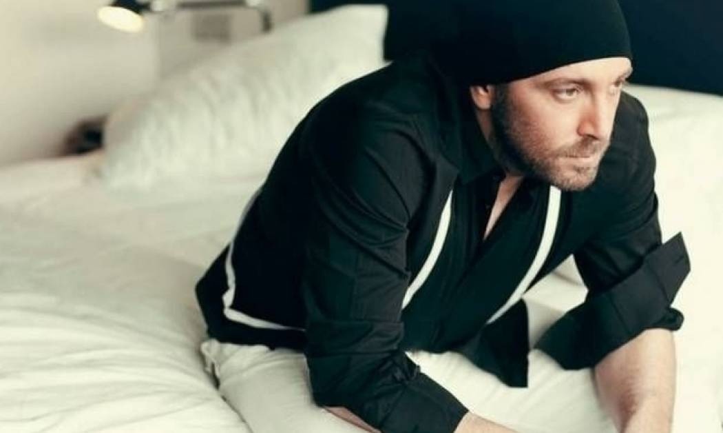 Ο Γιώργος Αλκαίος μας ξετρέλανε με το νέο του τραγούδι «Πνεύματα»